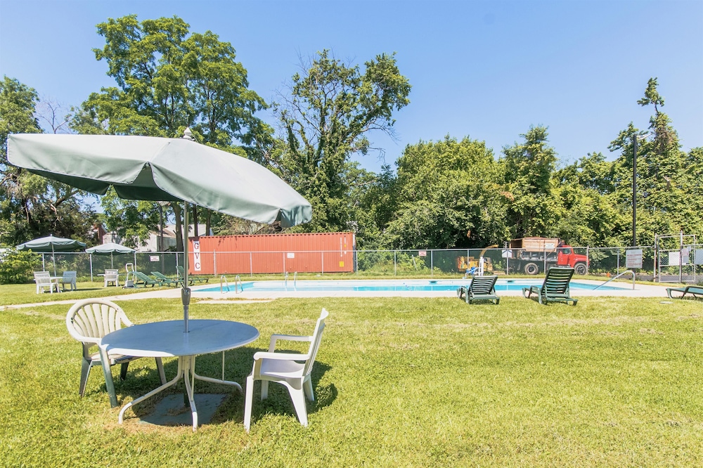 Rodeway Inn Brooklawn, NJ 29/33