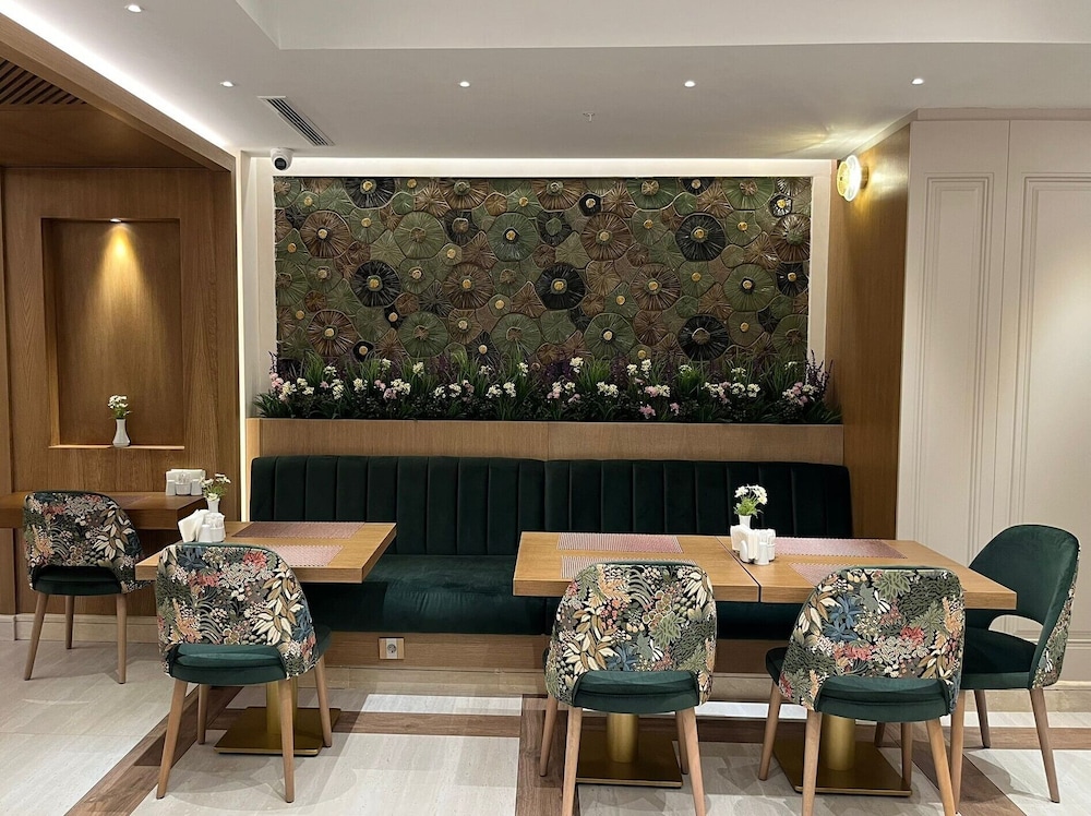 Grand Hilarium Hotel 60/68