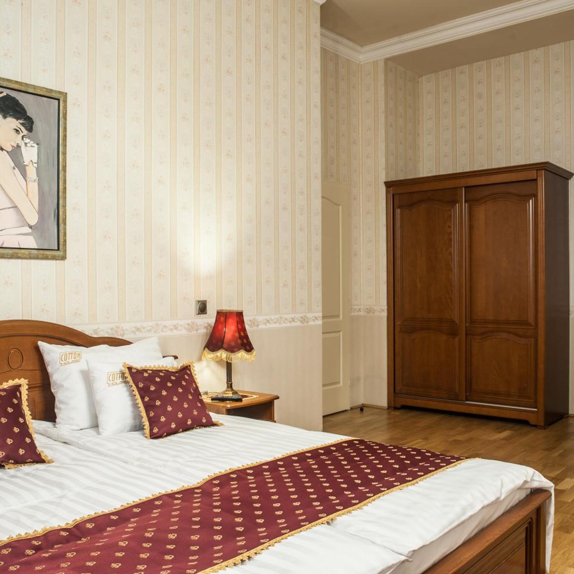 DELUXE, DOUBLE BED
