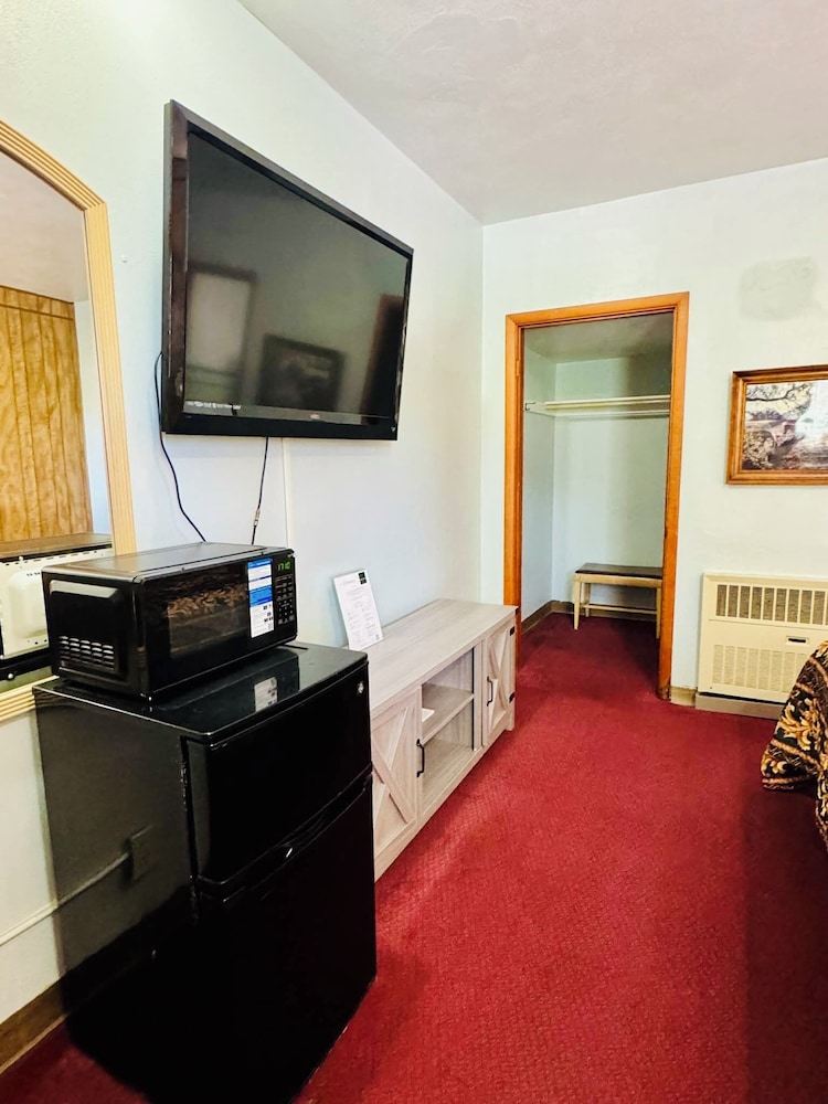 Hotel O Hillcrest Norton KS Hwy 36 19/43