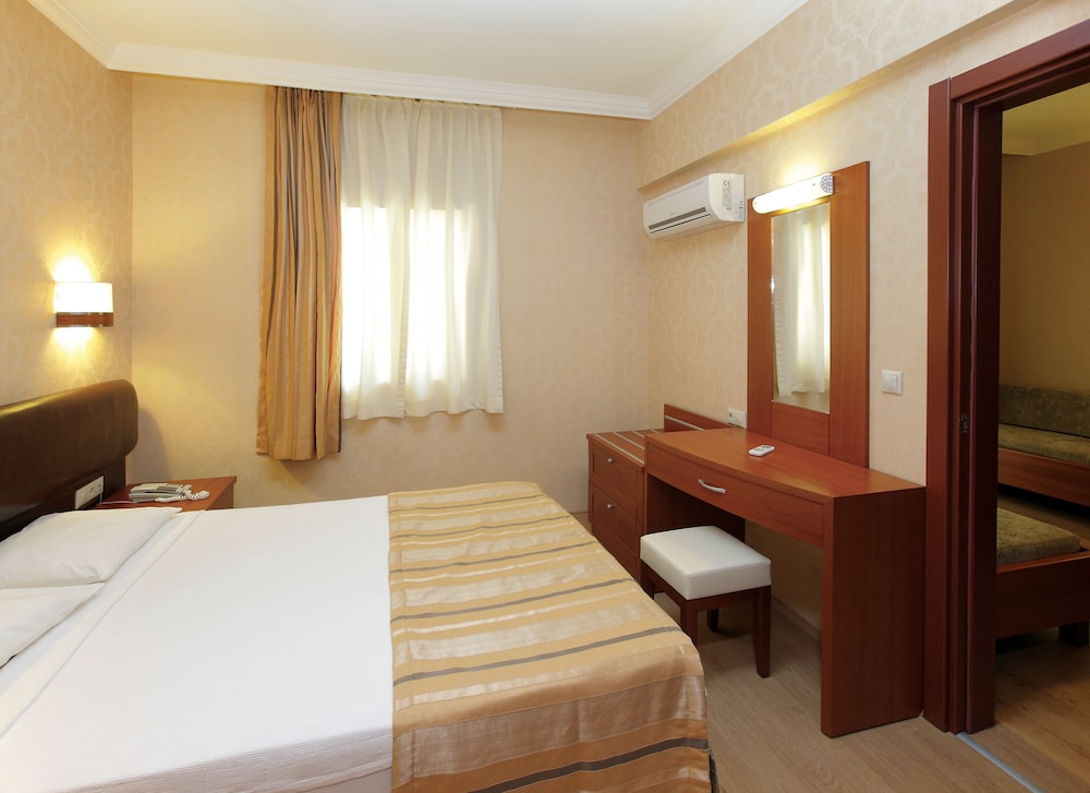 Julian Club Hotel 16/64