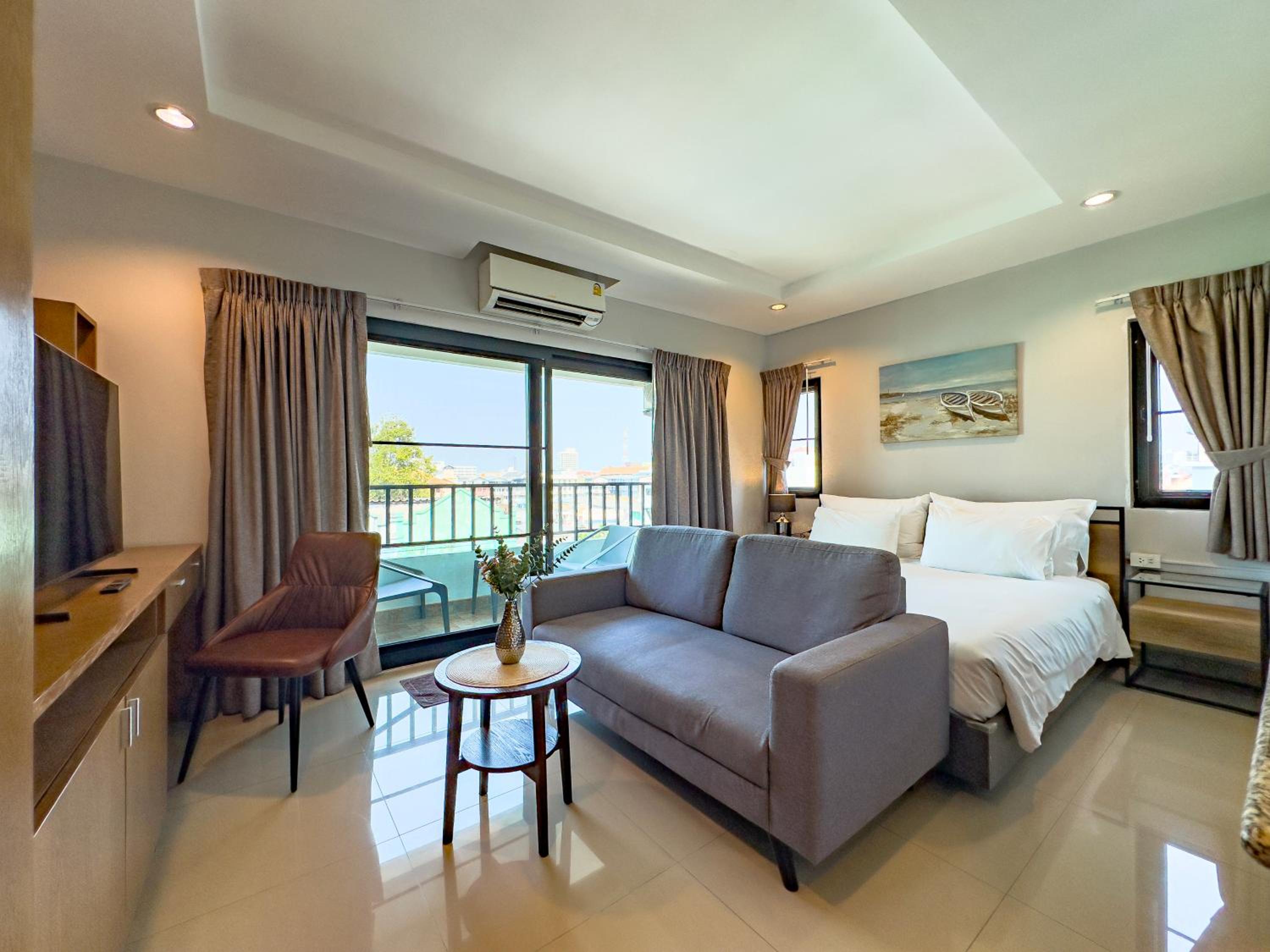 Deluxe, King Bed, Street View