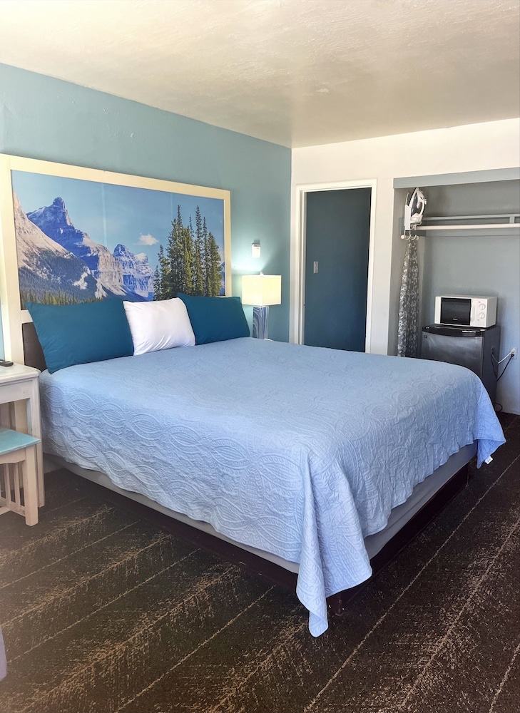 غرفة قياسية بسرير كينج، Bluebird Day Inn & Suites 3/5