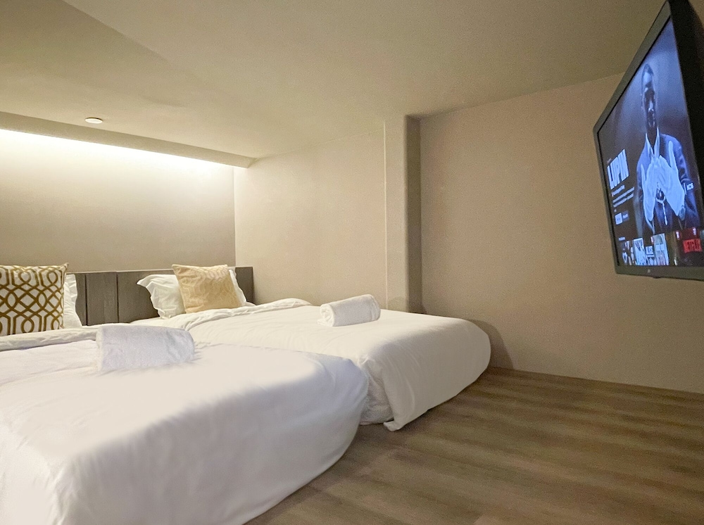 CABIN, TWIN BEDS, SHARED BATHROOM