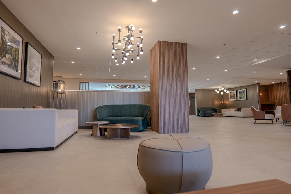 Monarch Hotel And Conference Center 37/59