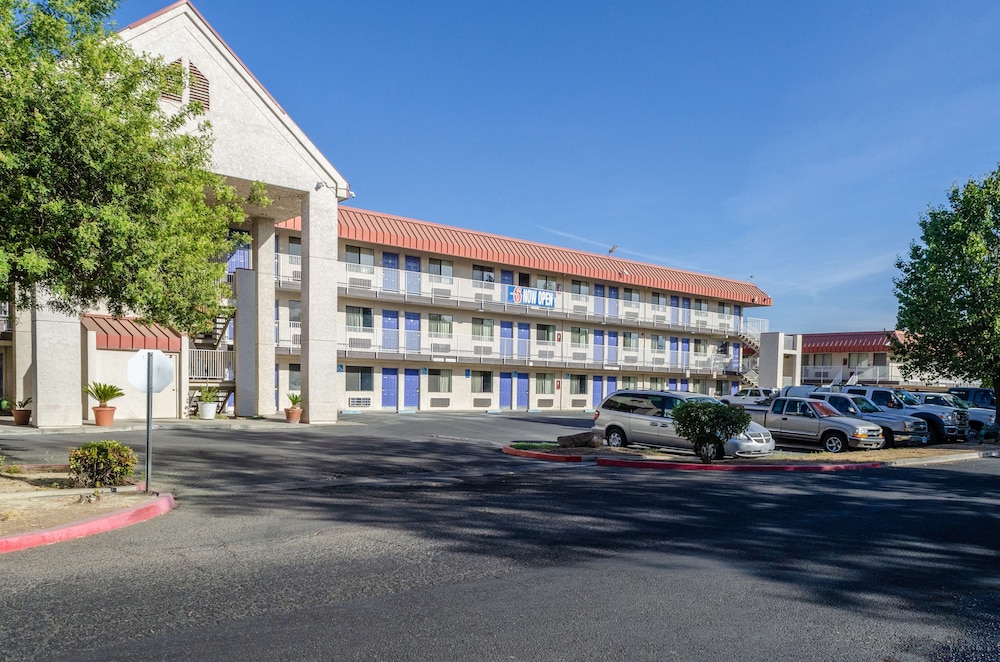Studio6 Fresno, CA - Extended Stay 31/37