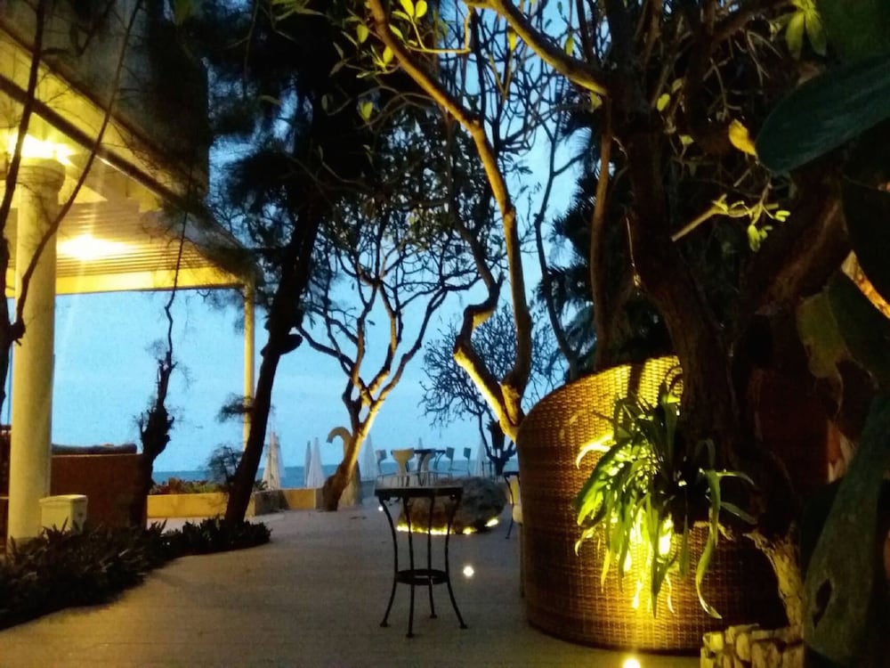 Nern Chalet Beachfront Hotel 63/74