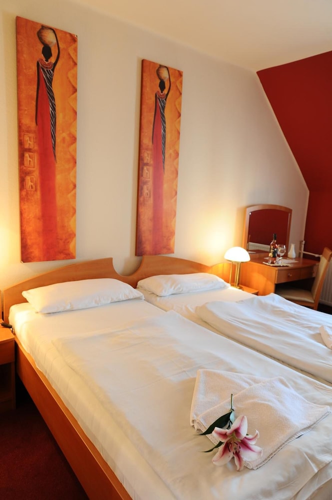 Minaret Hotel 7/50