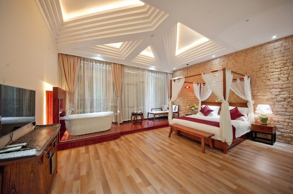 Guilin Crystal Crescent Moon Hotel 57/71