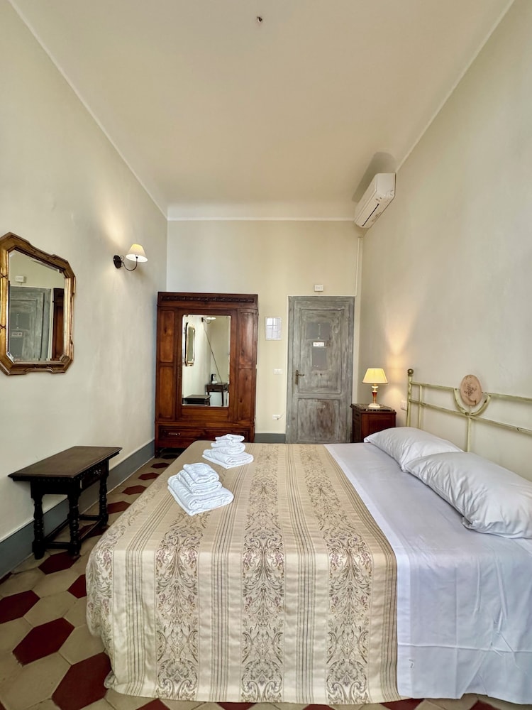 ROOM, DOUBLE BED, EXTERNAL BATHROOM