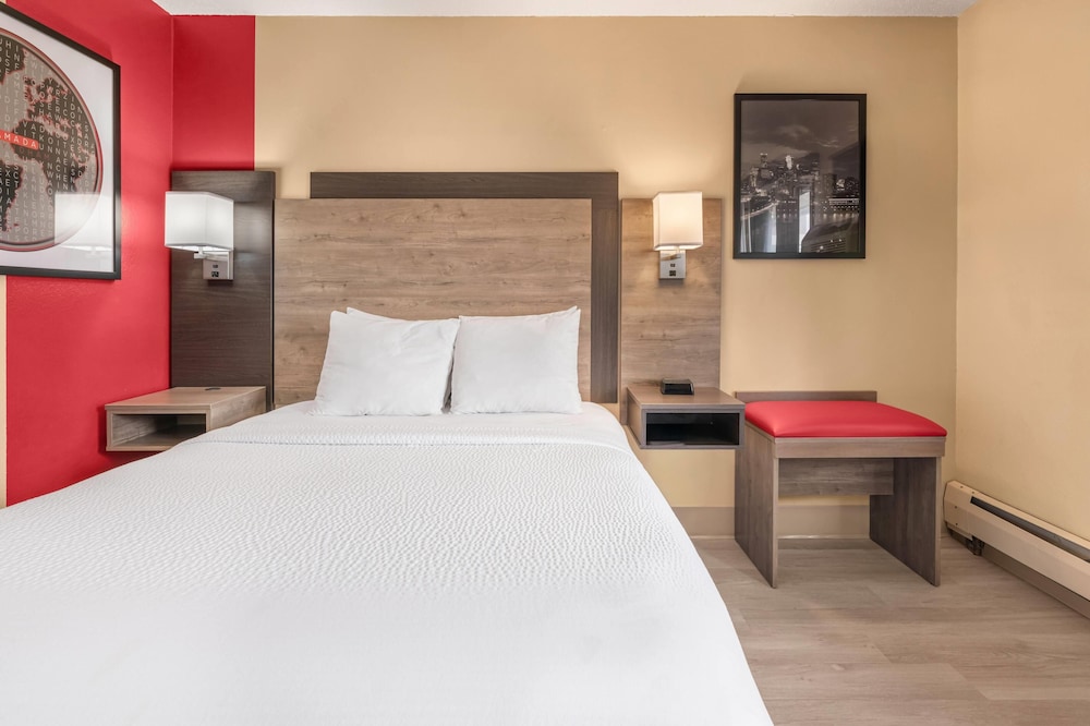 غرفة بسريرين منفصلين، Ramada By Wyndham Minneapolis Golden Valley 4/8