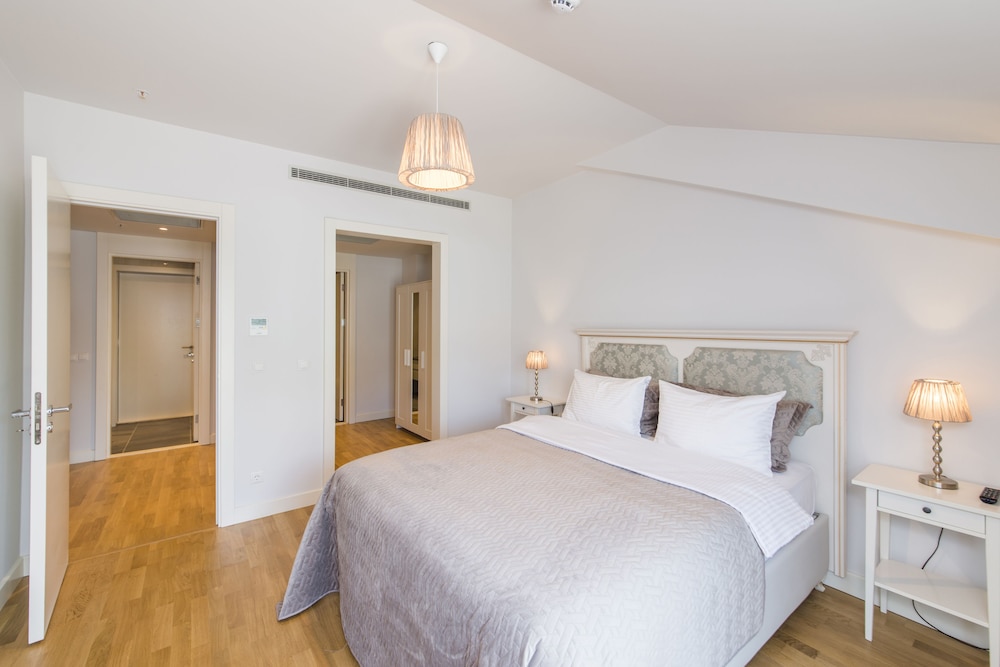 3 BEDROOMS, DELUXE, APARTMENT