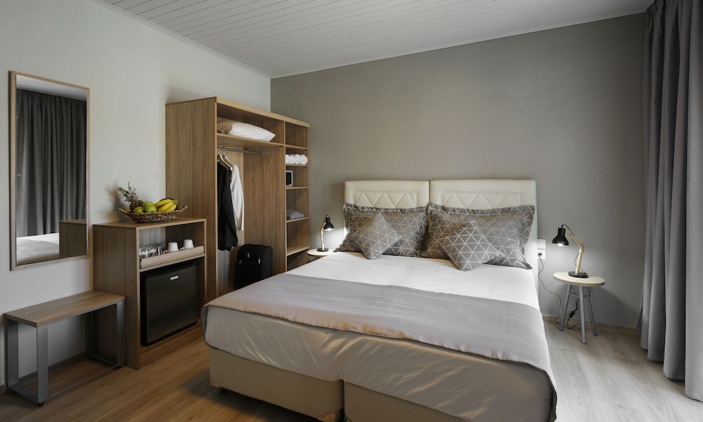 DELUXE, DOUBLE OR TWIN BED, BALCONY