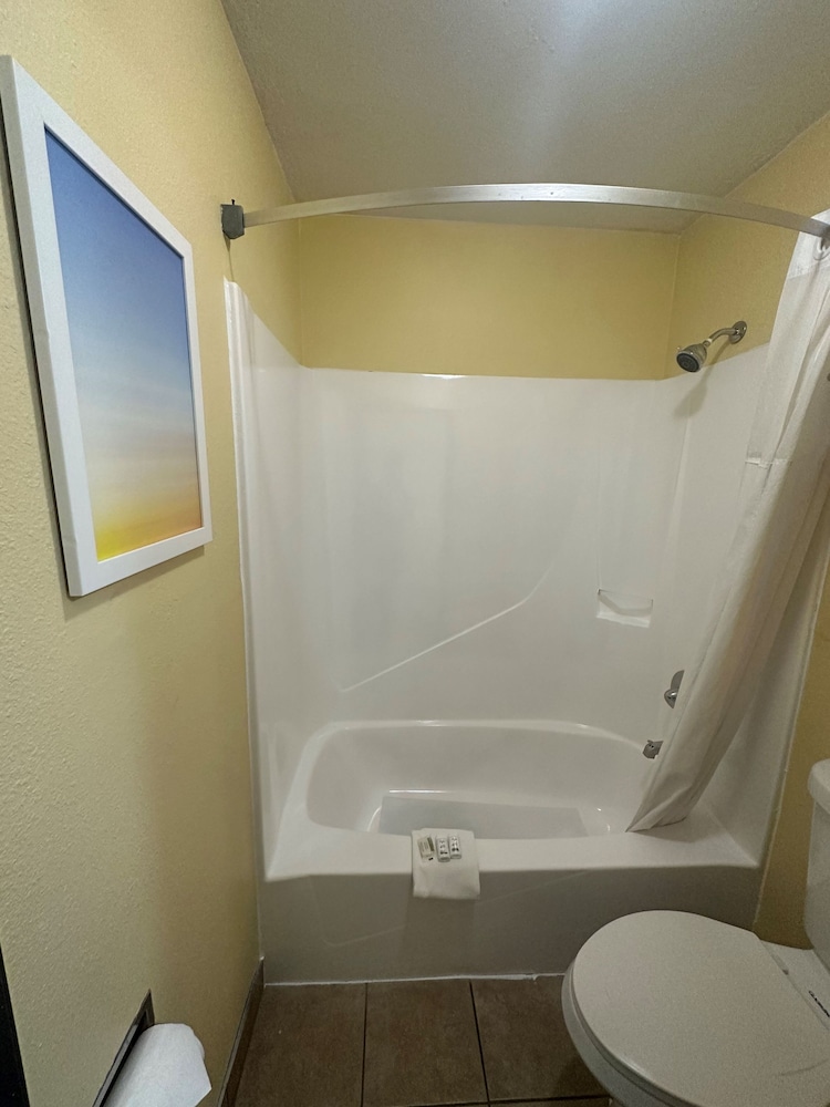 Days Inn & Suites by Wyndham Gunnison 43/46