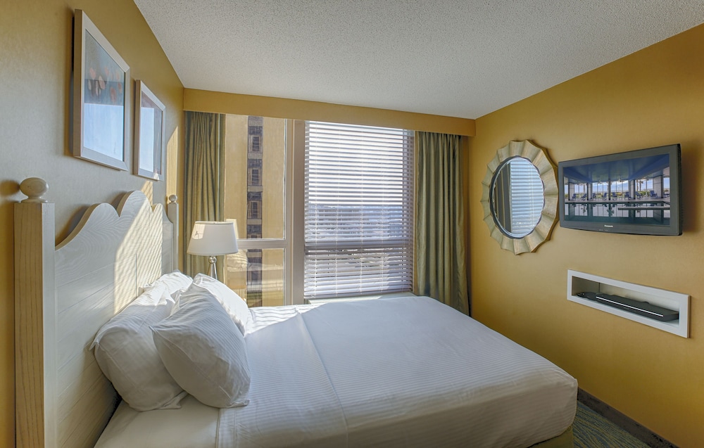 1 Bedroom, Suite, Queen Bed, Sofa 2/4