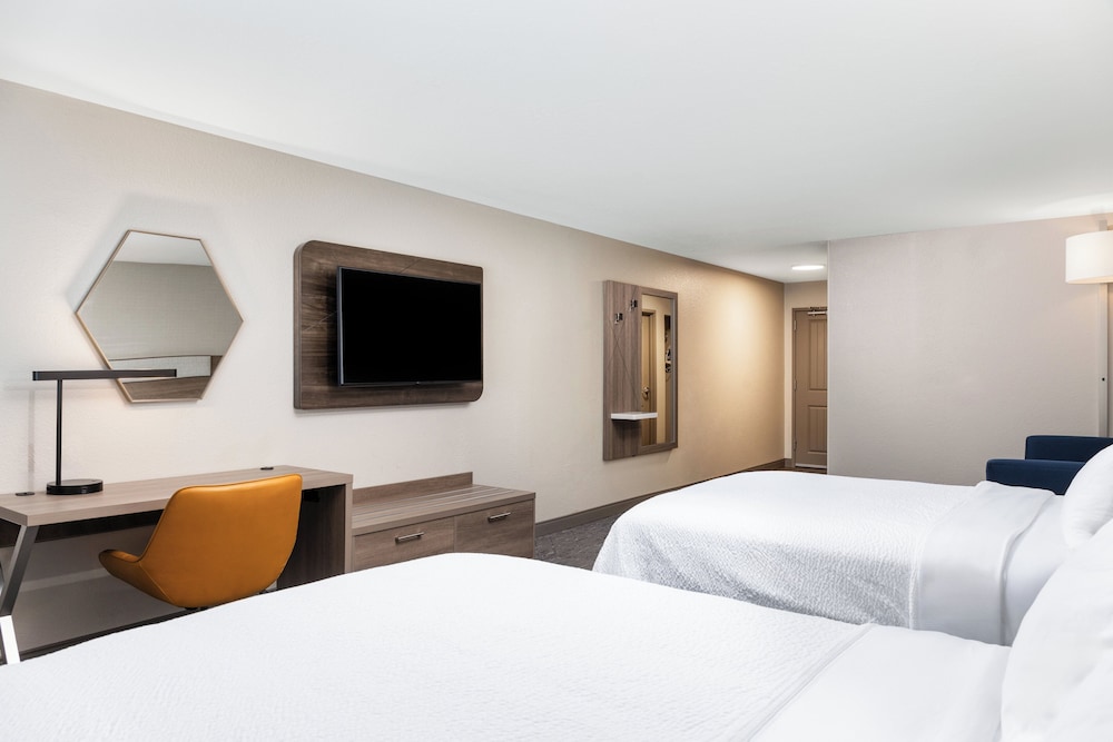 غرفة قياسية بسريرين كوين مع أريكة، Holiday Inn Express Hotel And Suites Green Bay East 4/6