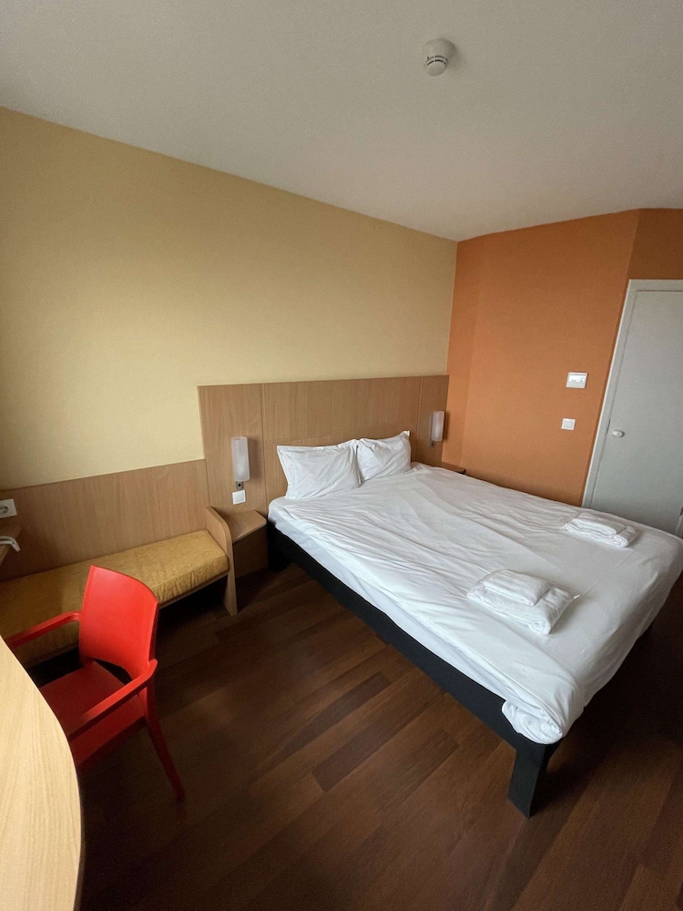 Ibis Sofia Airport Hotel 24/60