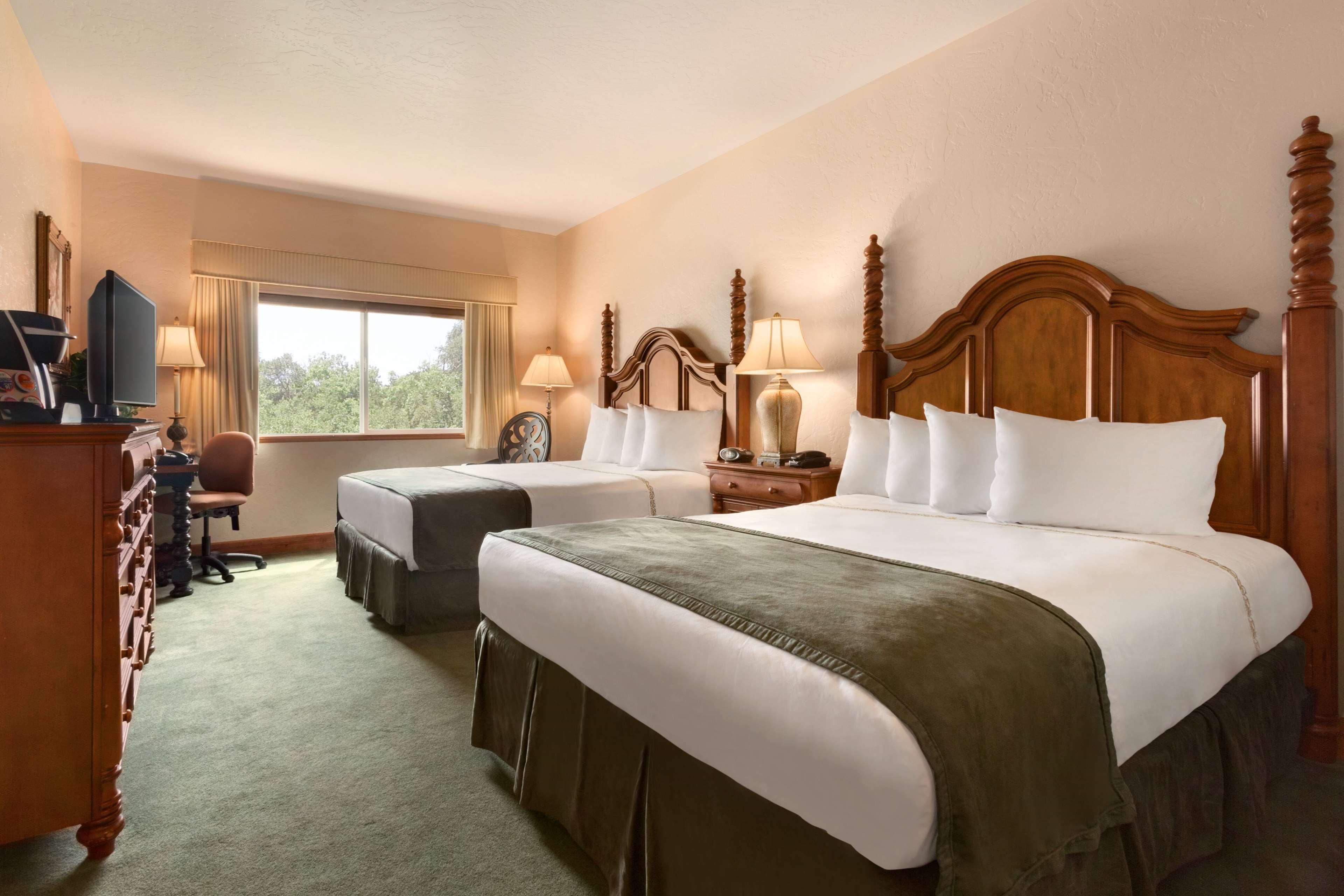 Island, 2 Queen Beds