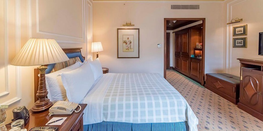 THE OBEROI GRAND 15/81
