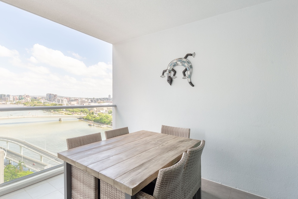 Evolution Apartments 67/76