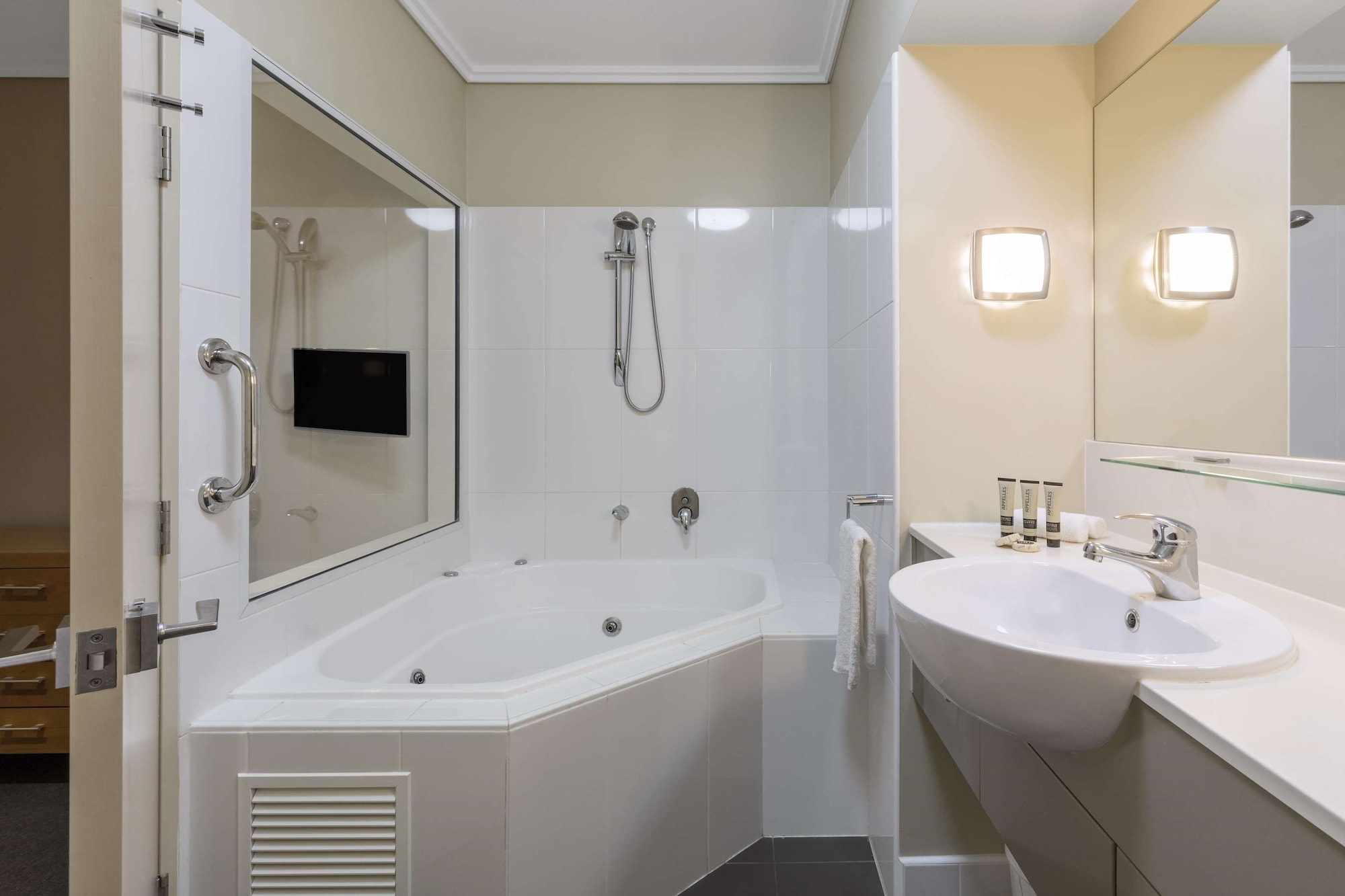 شقة بسريرين كينج بإطلالة على المسبح بغرفتي نوم، Oaks Hervey Bay Resort and Spa 6/7