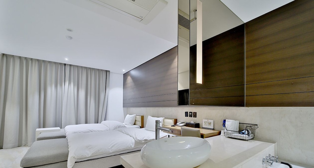 Golden Hotel 27/46