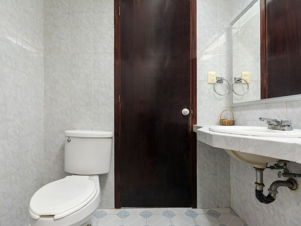 OYO Hotel Casa Blanca 34/35