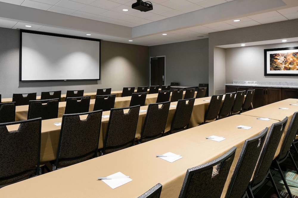 Hampton Inn And Suites Hudson Wi 33/38