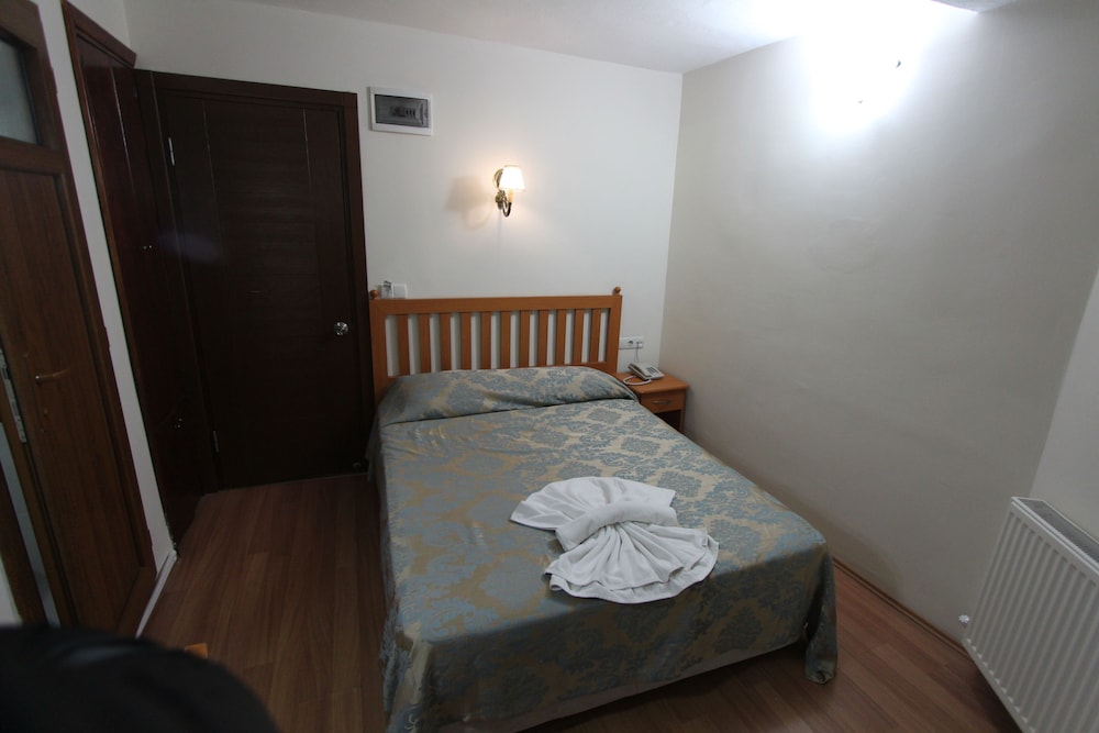 AVE MARIA HOTEL 13/65