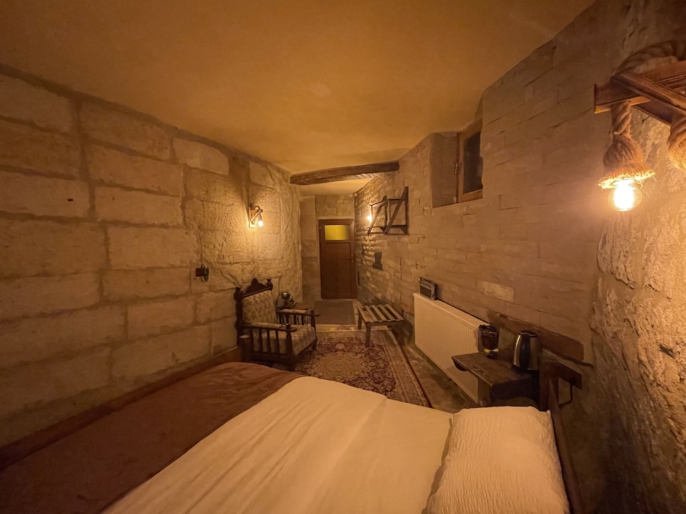 The Cave House 27/38