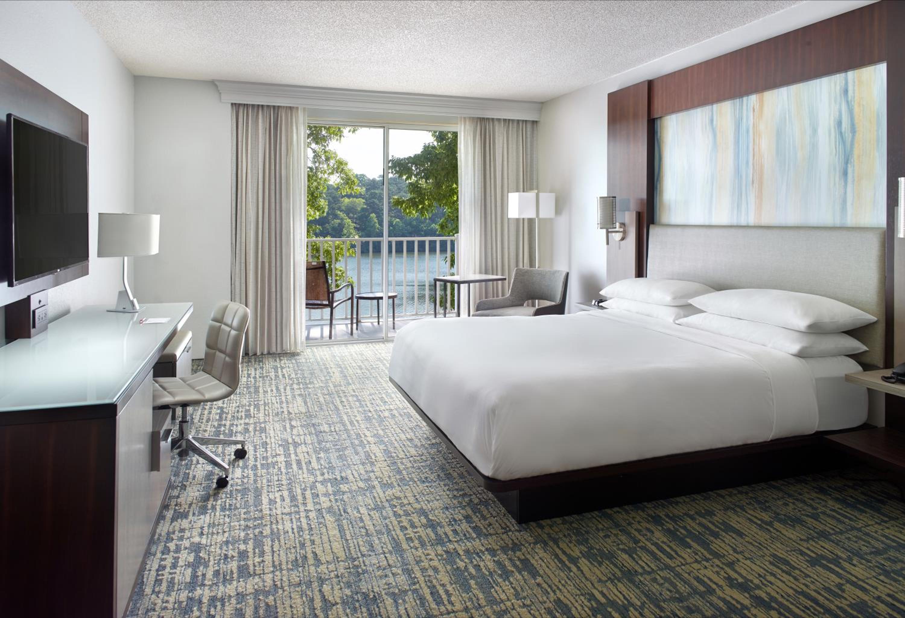 غرفة بسرير كينج بإطلالة على البحيرة بشرفة، Atlanta Evergreen Lakeside Resort 2/6