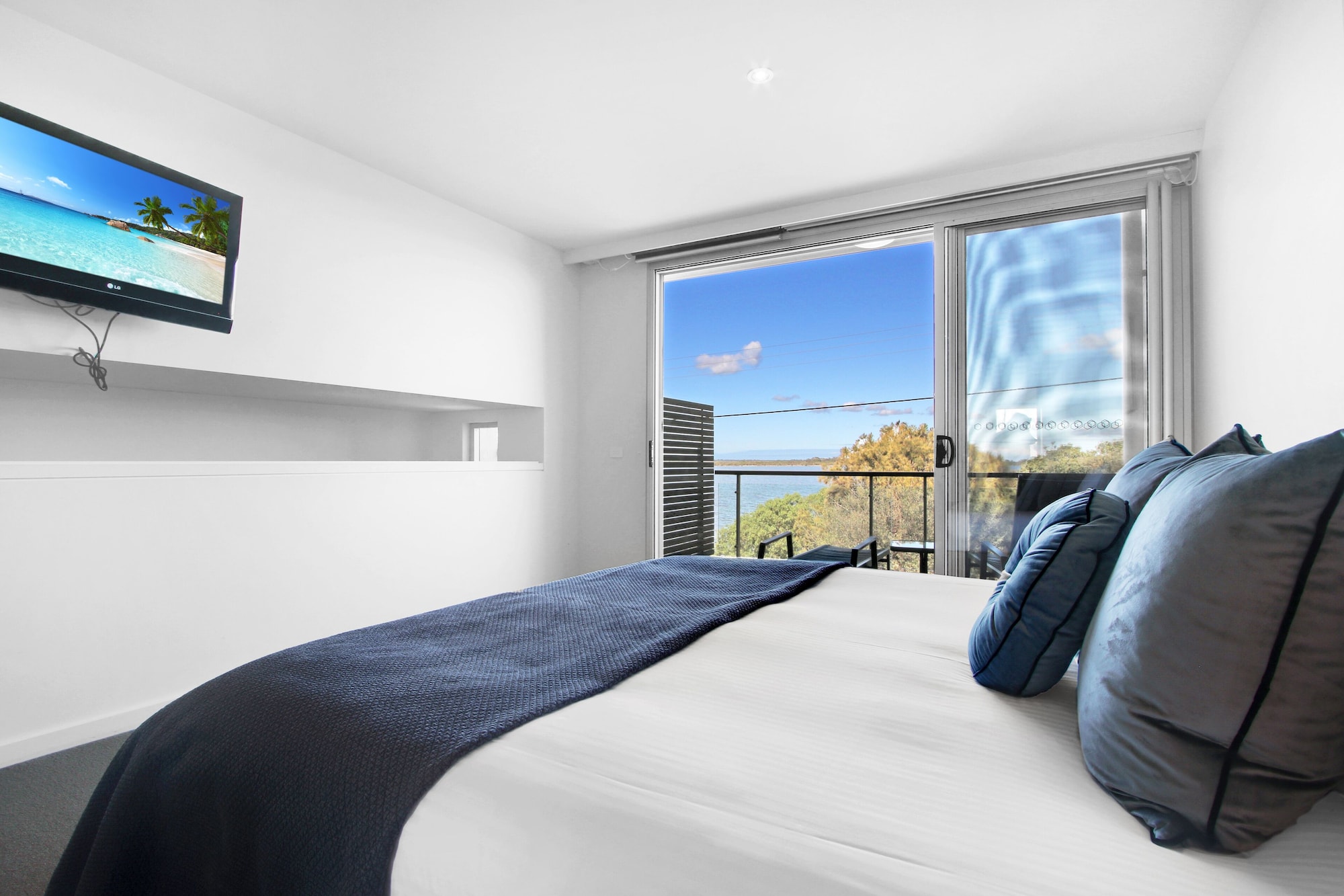 2 Bedrooms, Apartment, King Bed, Lake View