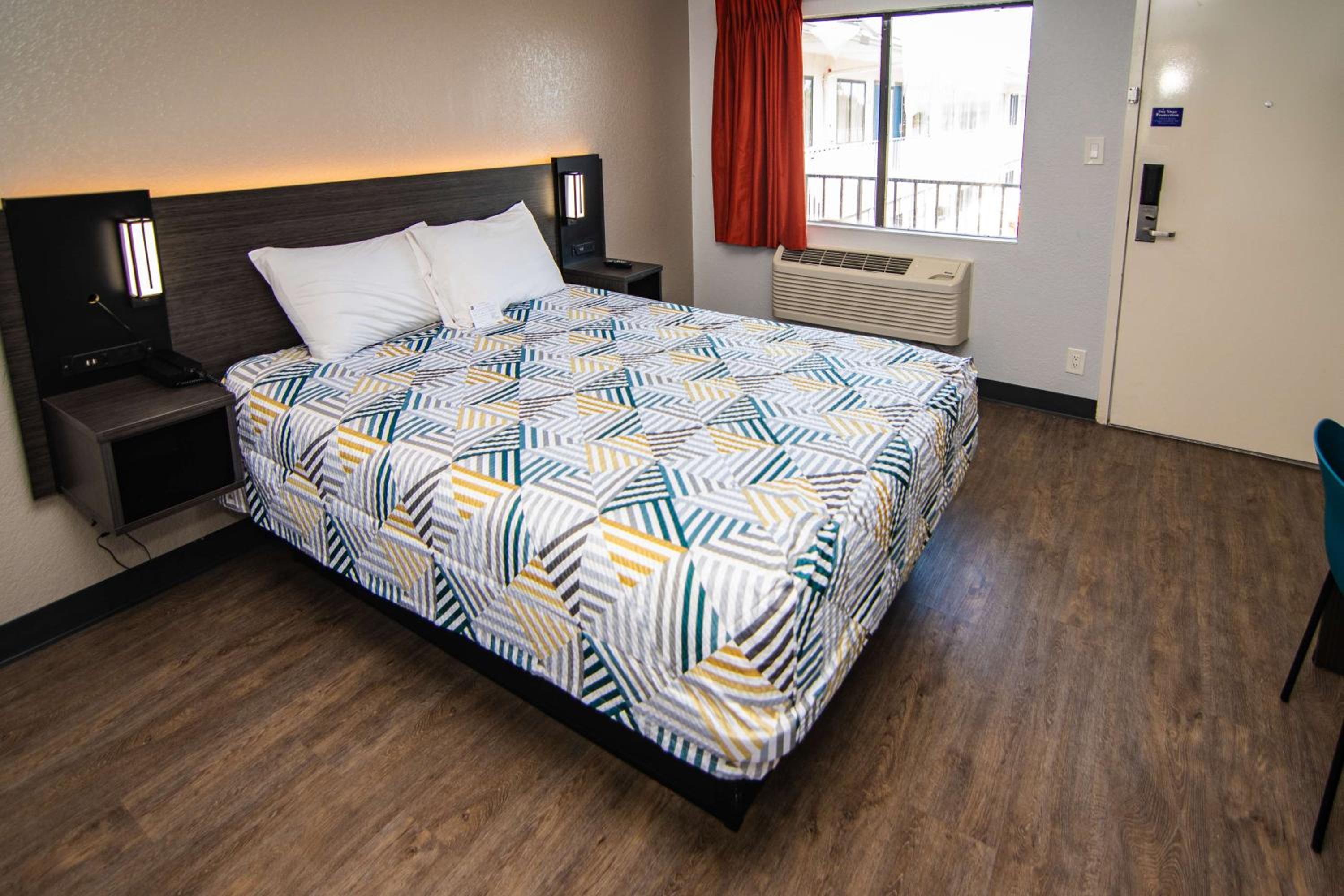 1 Queen Bed ADA/Tub 4/10