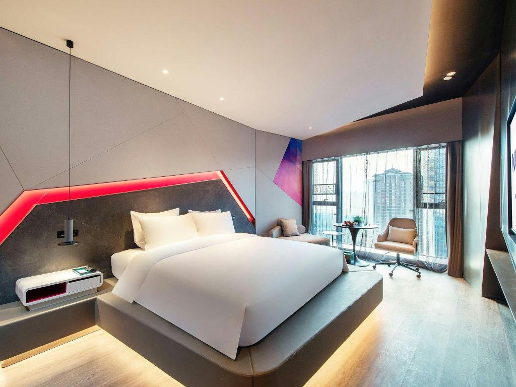 DELUXE, KING BED, CITY SIDE