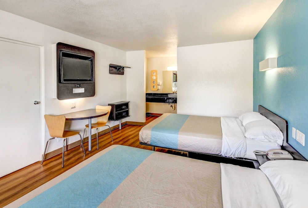 STANDARD, 2 QUEEN BEDS