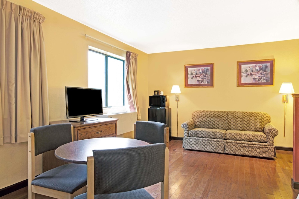 Super 8 By Wyndham Baltimore/Essex Area 15/20