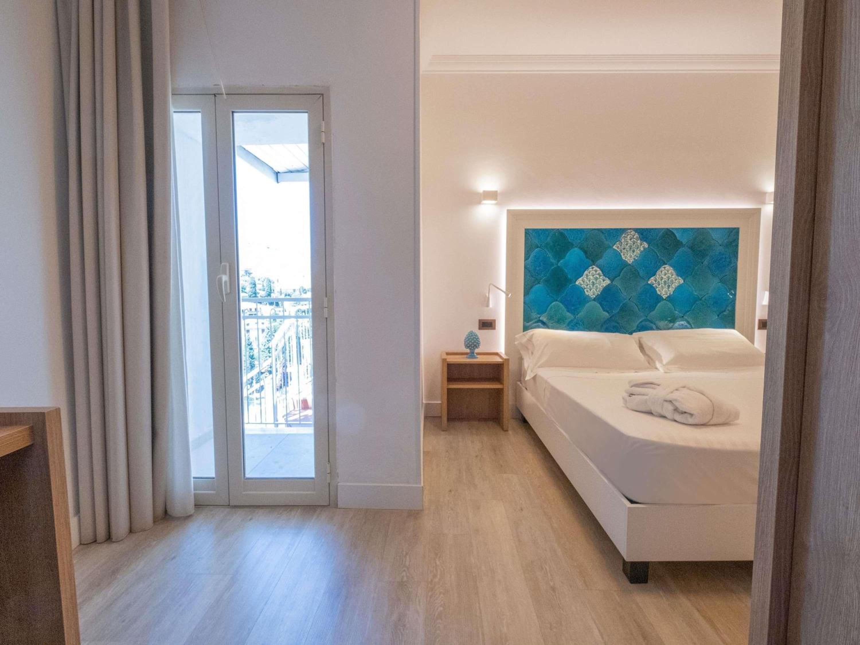 غرفة ديلوكس بسرير كوين مع أريكة مع أريكة، Splendid Hotel Taormina 2/6