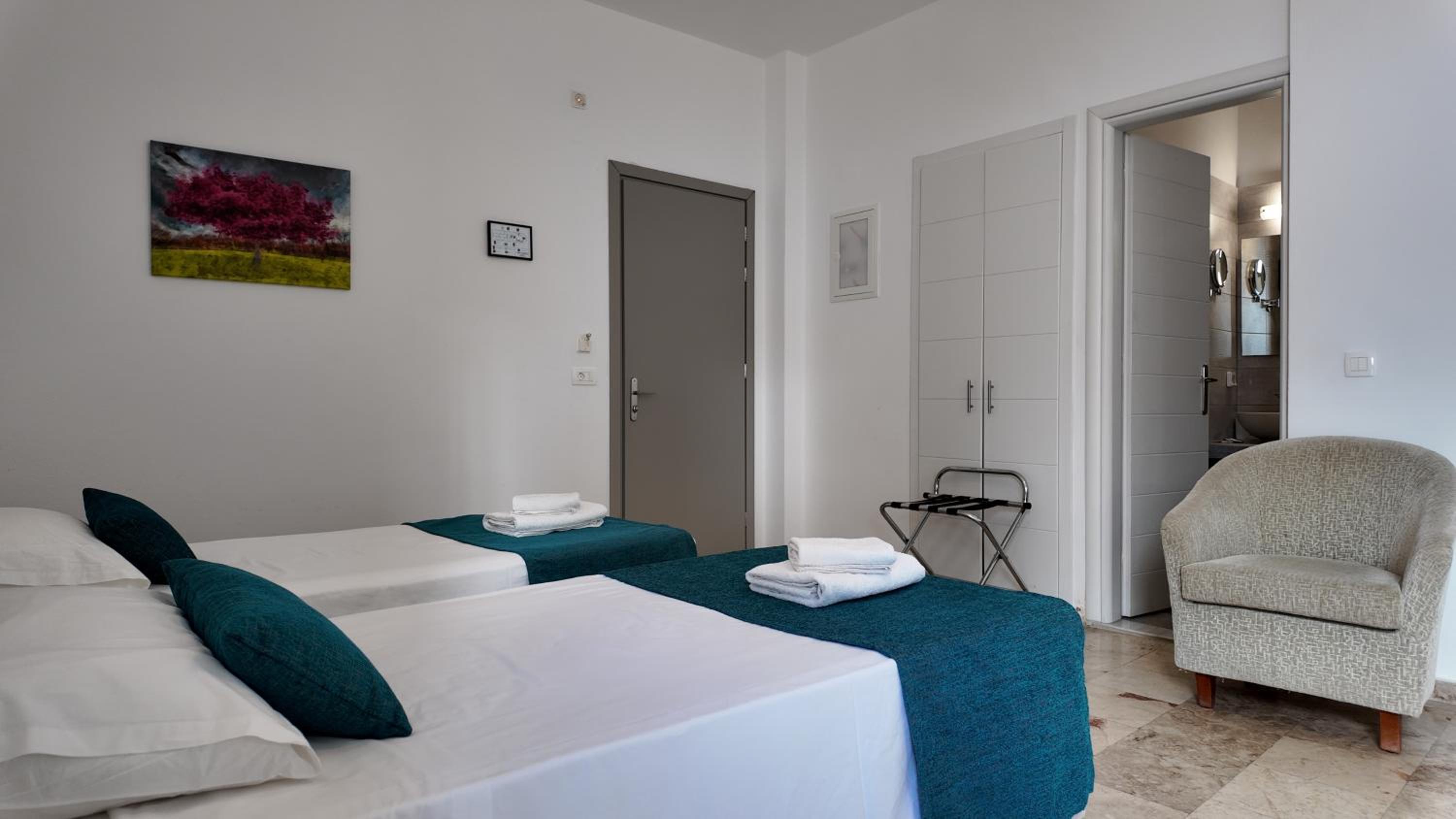 ROOM, QUADRUPLE