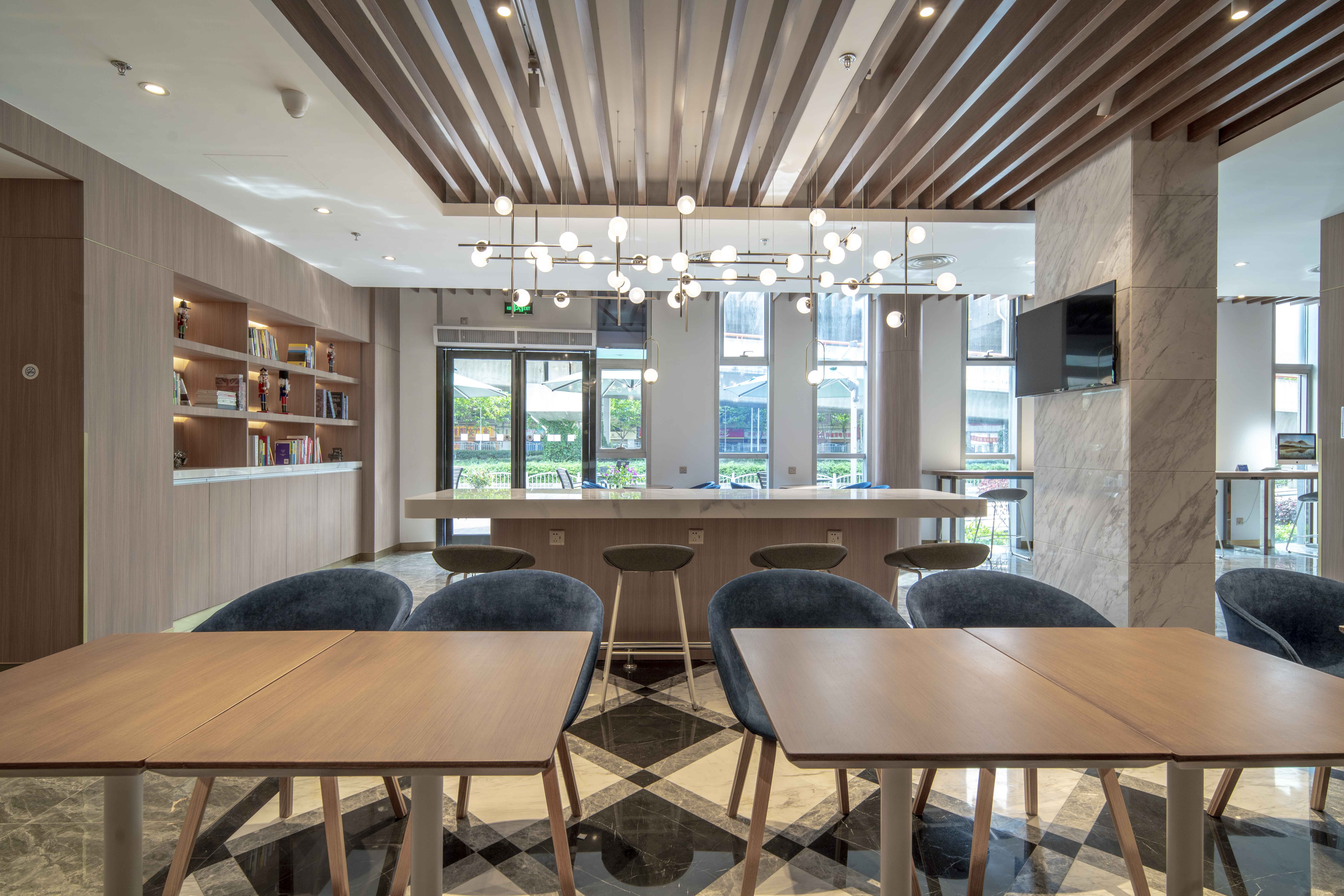 HOLIDAY INN EXPRESS SHANGHAI JINQIAO CENTRAL 13/21