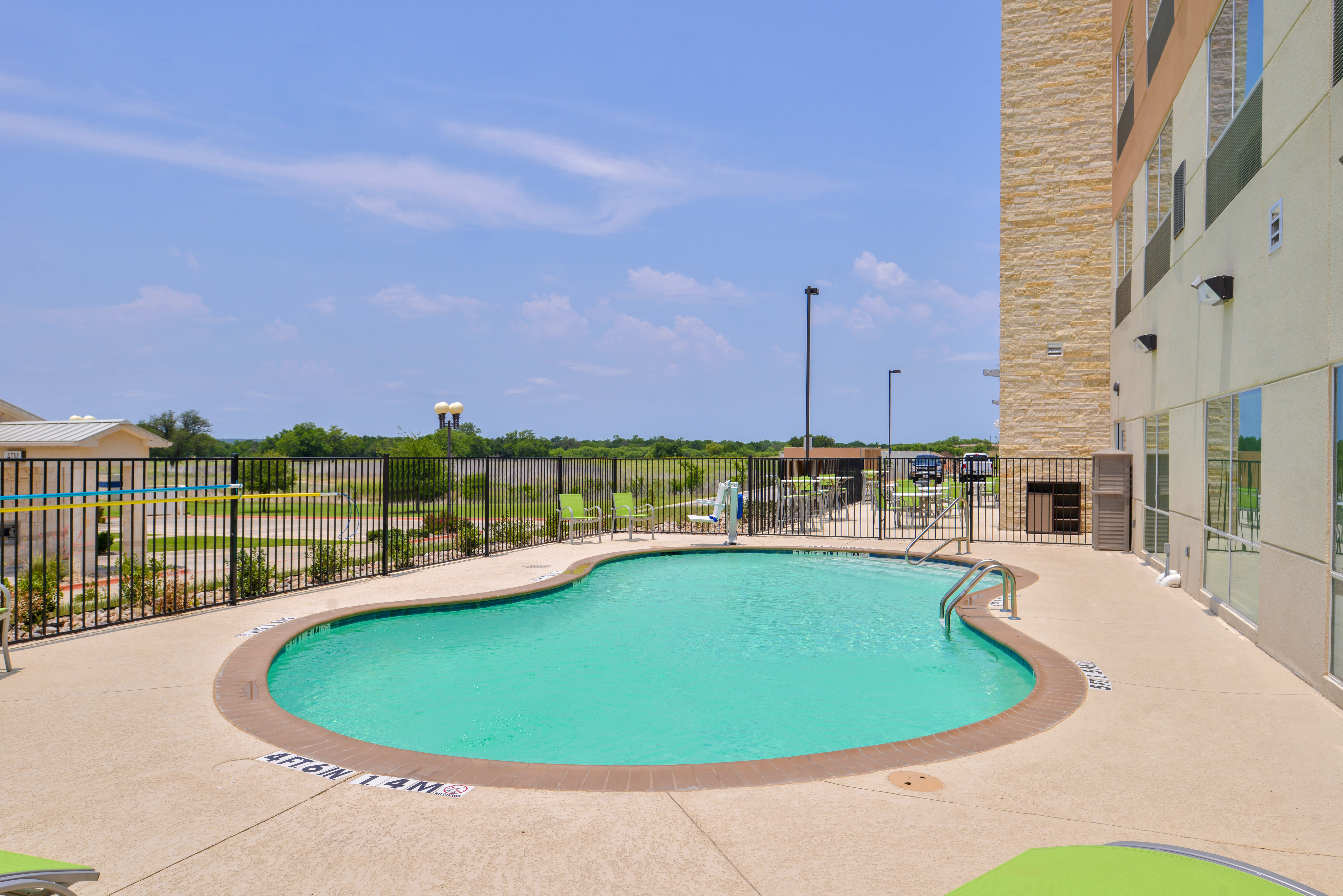 HOLIDAY INN EXPRESS EARLY 32/34
