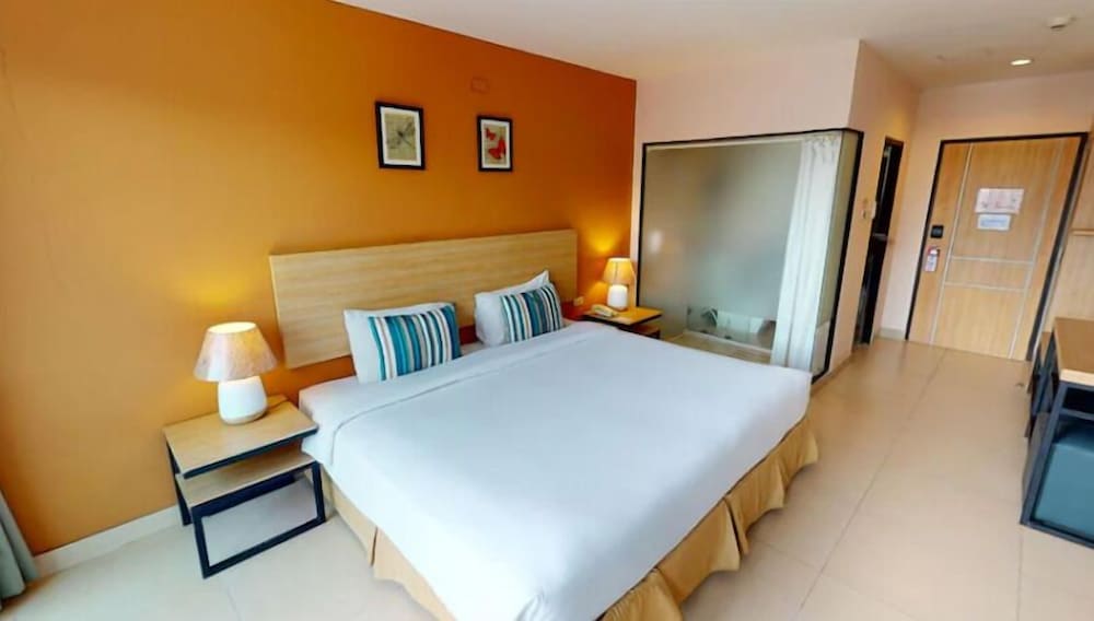 Vogue Hotel Pattaya 12/63