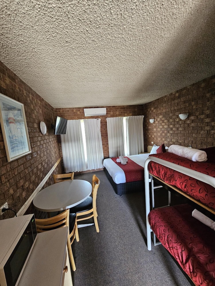 Courtyard Motor Inn 27/36