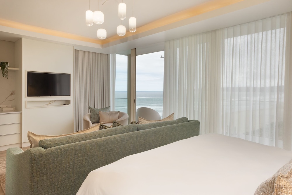 SUITE, PARTIAL SEA VIEW