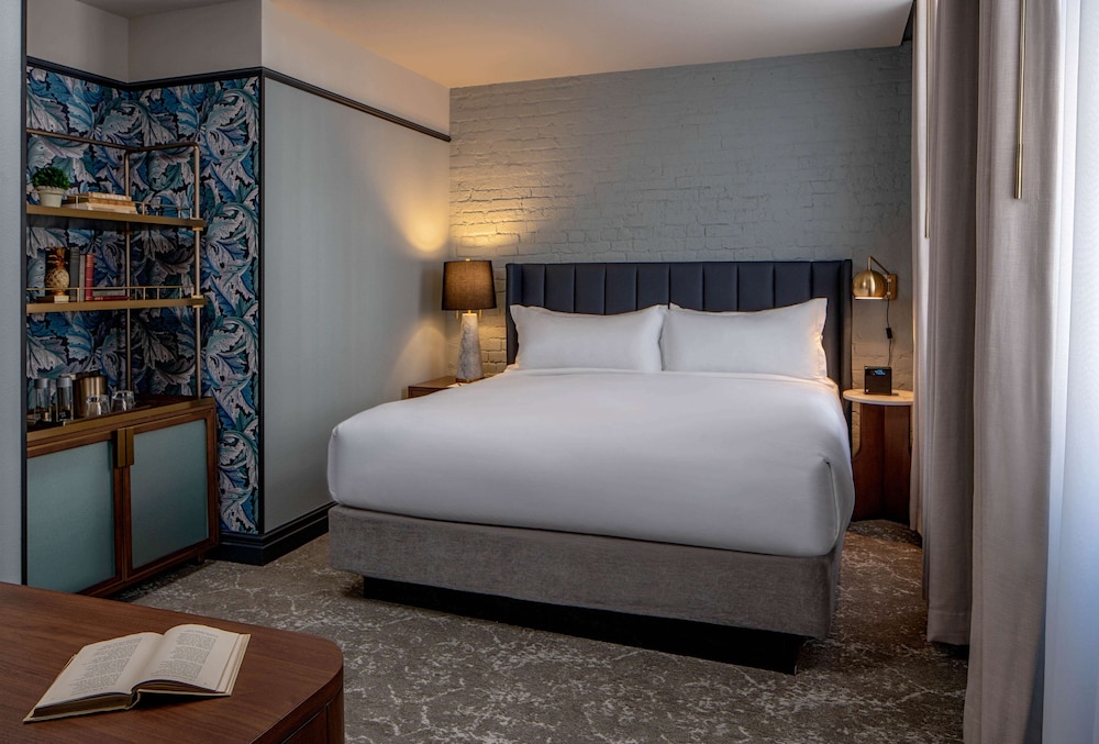 ROOM, QUEEN BED