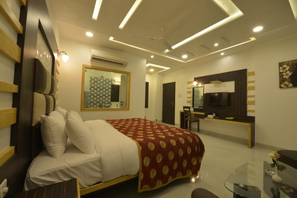 Hotel J P International 13/39