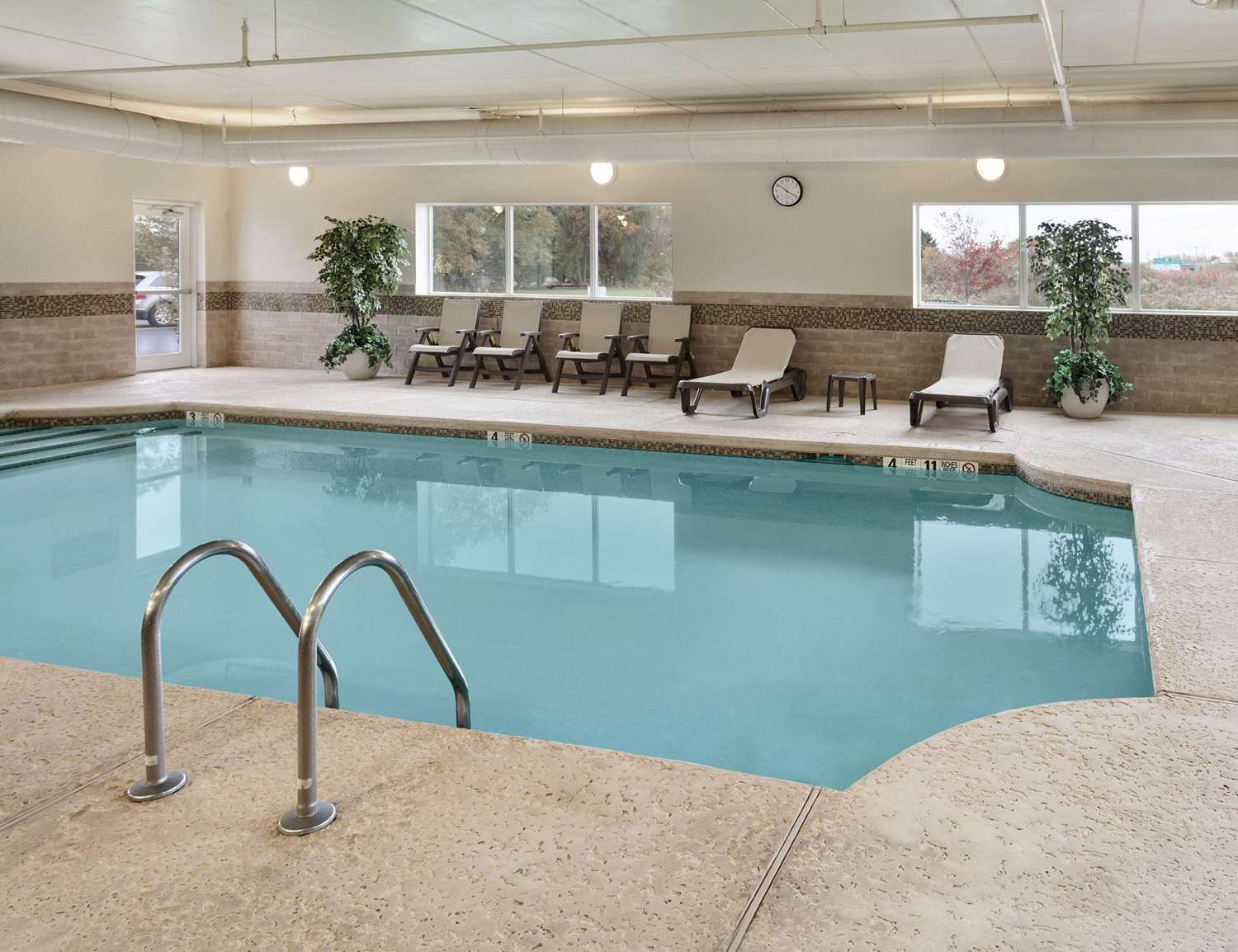 Country Inn & Suites by Radisson, Buffalo South I-90, NY 4/11