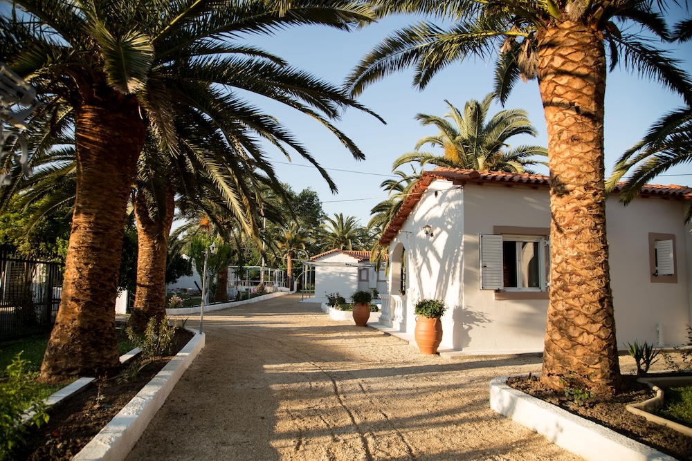 Paradise Village 3/40