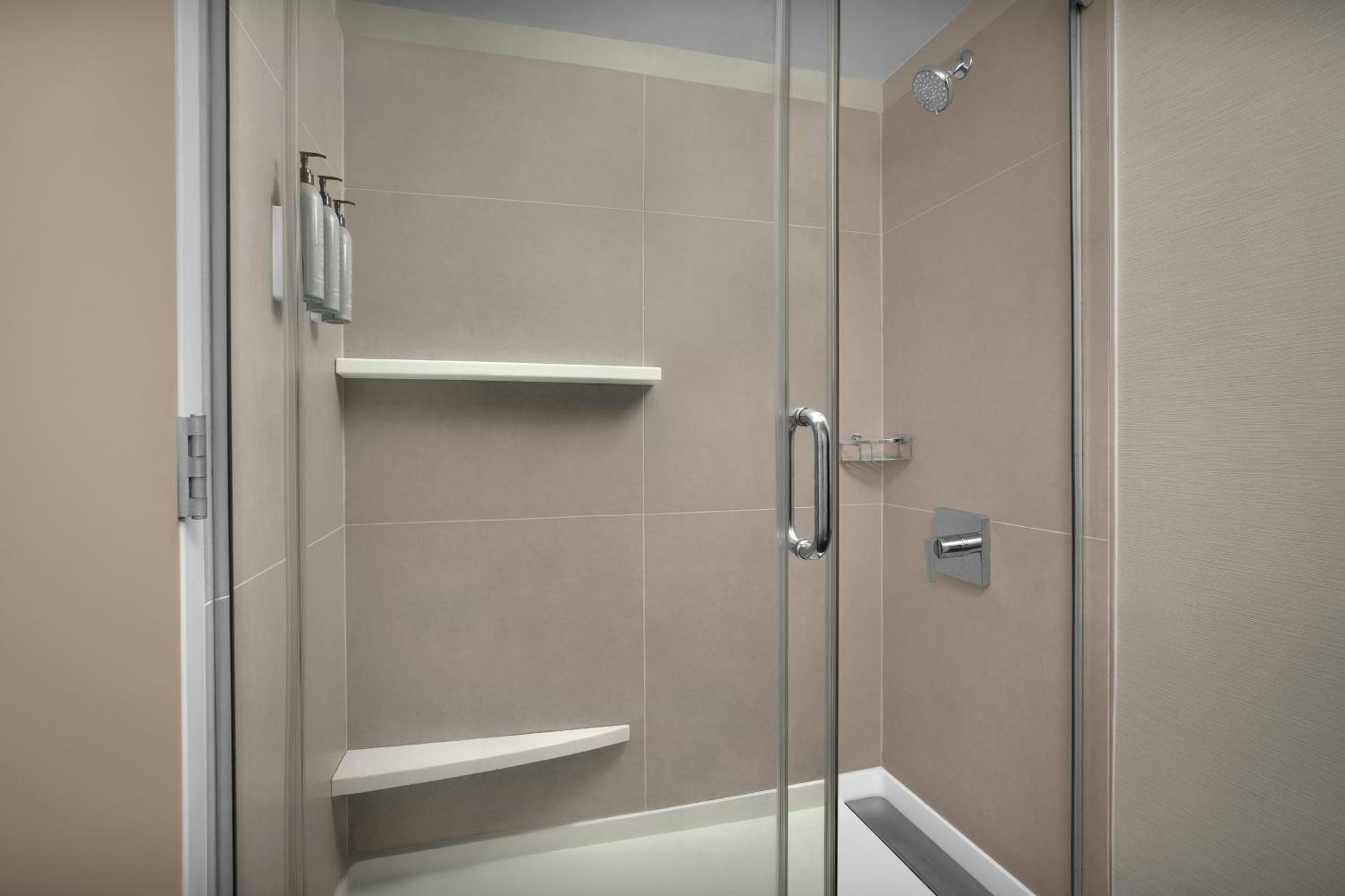1 Bedroom, Conference, Space, Suite, King Bed, Bathtub, Accessible