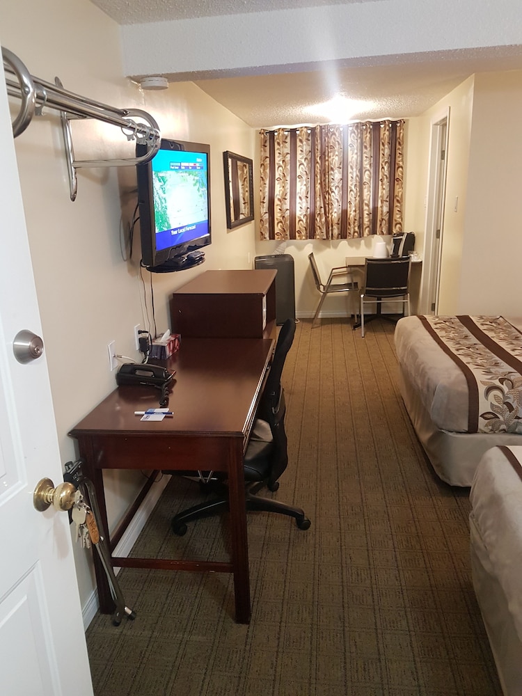 Parkway Motel & European Lodges 51/64