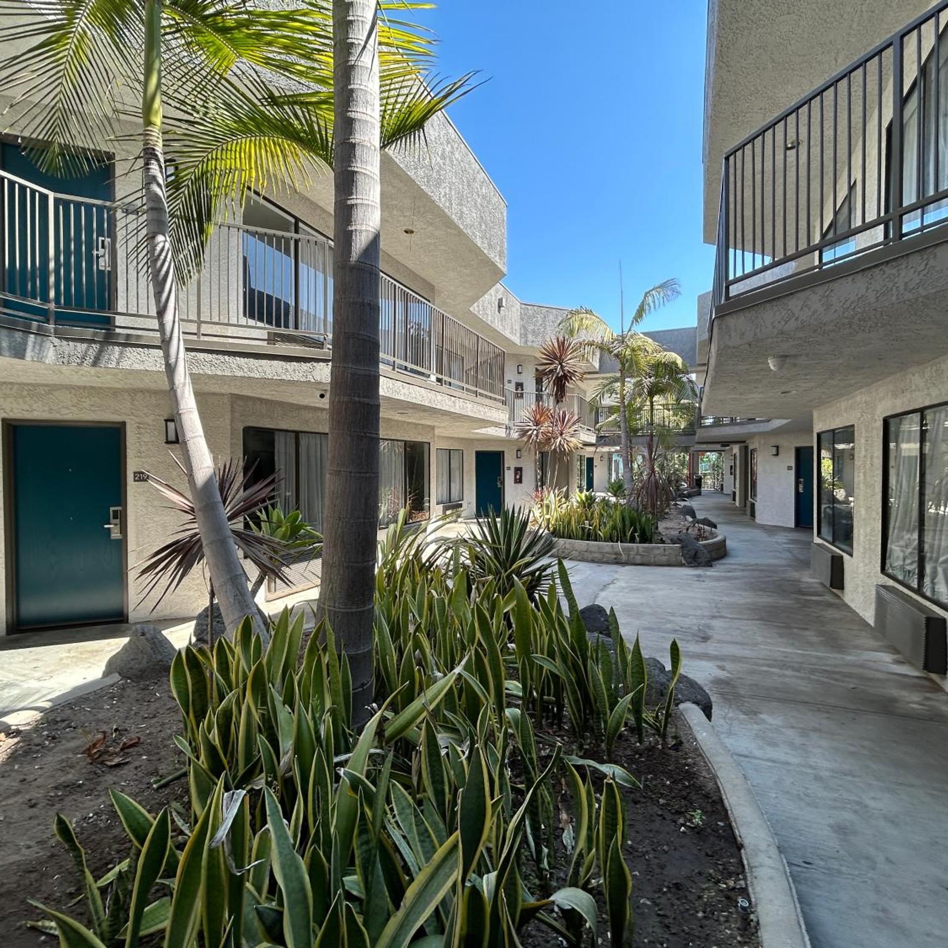 Studio6 Suites Gardena, CA 25/33